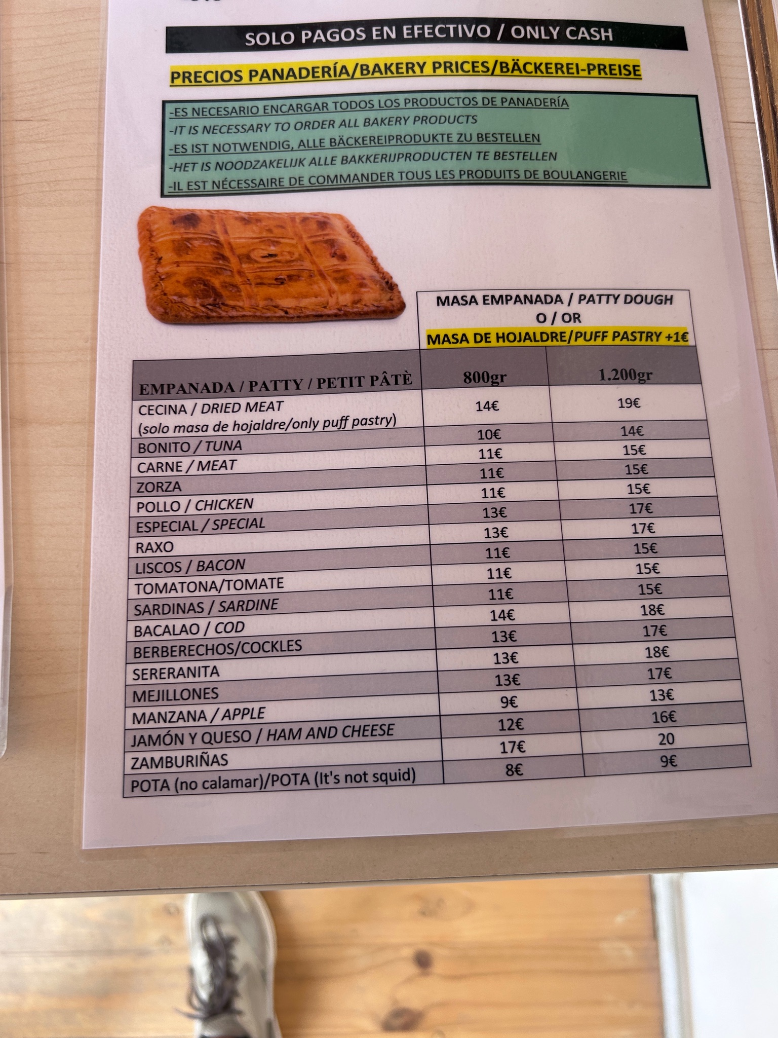 Menubord bakkerij met prijzenlijst voor empanadas en patty’s in verschillende vullingen, zoals cecina, bonito en sardine, in Ede.
