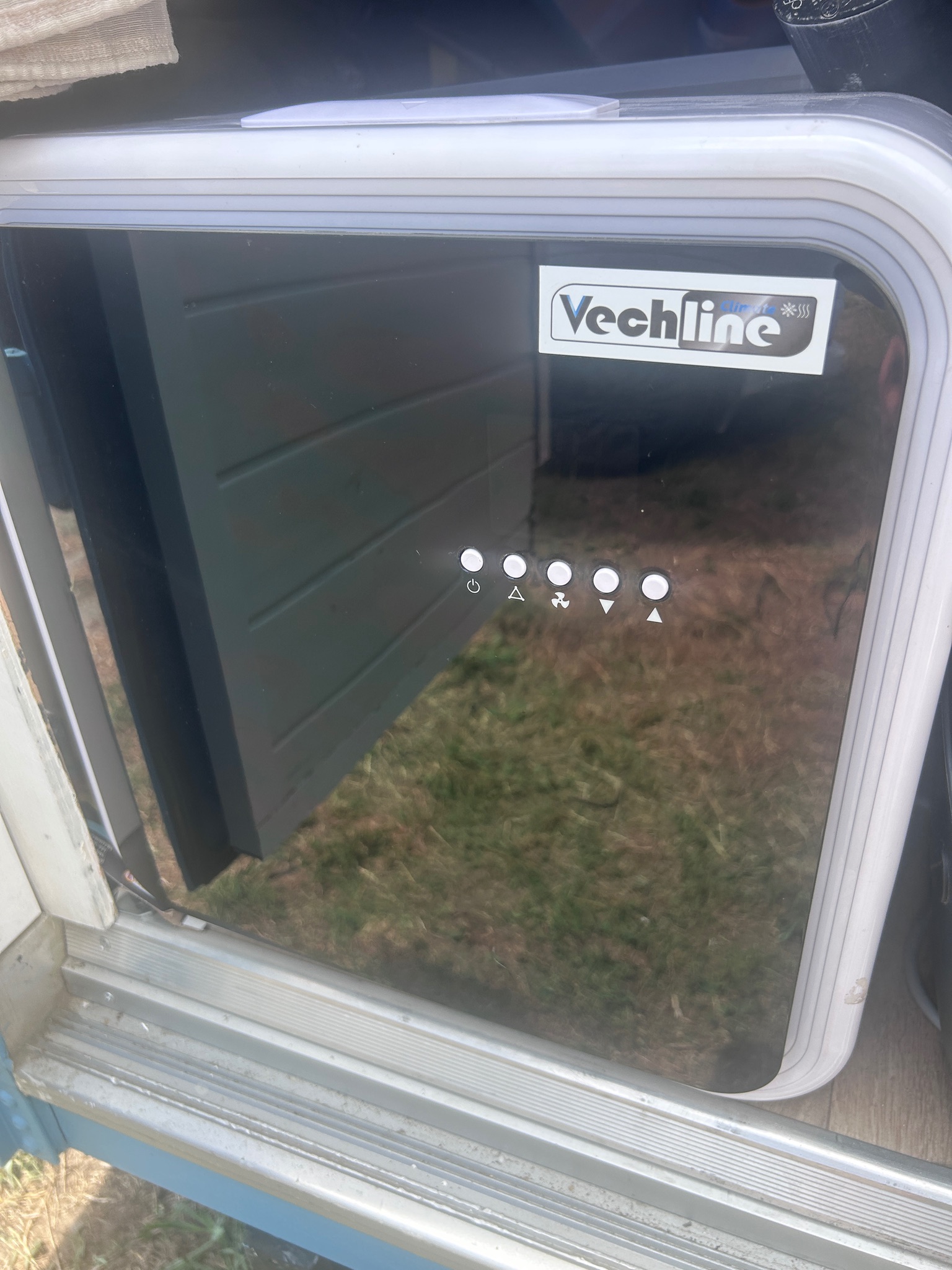 Nieuwe Hager meterkast met 10 groepen en laadpaalgroep geïnstalleerd in Ede, inclusief bedieningsknoppen en veiligheidsschakelaars.